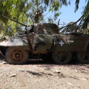 Ein griechischer Panzer vor dem Tunnel-Museum